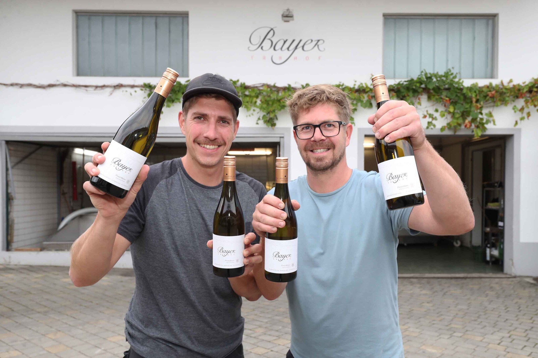 Weißburgunder „Kalk & Schiefer“ vom Weingut Erbhof Bayer.