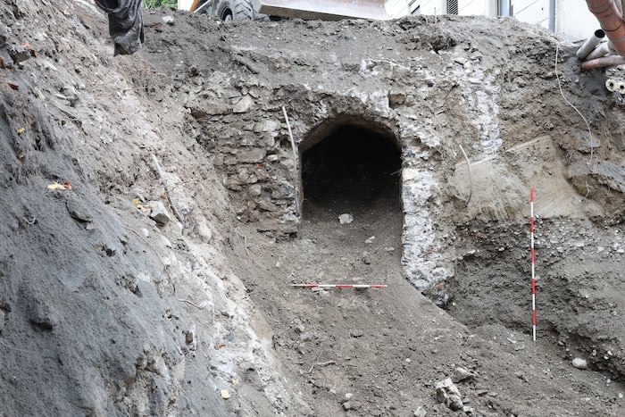 Der bislang unbekannte Bogen befindet sich vor dem Pädagogischen Förderzentrum der ...