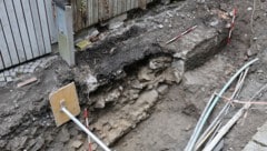 Reste der alten Stadtmauer wurden unter dem Kanal in der Gymnasiumgasse gefunden.