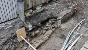 Reste der alten Stadtmauer wurden unter dem Kanal in der Gymnasiumgasse gefunden.