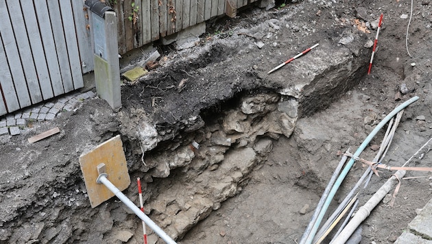Reste der alten Stadtmauer wurden unter dem Kanal in der Gymnasiumgasse gefunden.