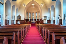 Beten: Manche zelebrieren es öffentlich, andere ziehen sich in Kirchenräume zurück und wieder ...