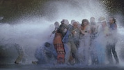 Bill Violas Video- und Klanginstallation „The Raft“ beeindruckt im Grazer Kunsthaus.