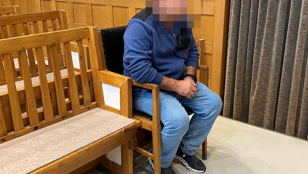 Der Angeklagte gestand keine der ihm vorgeworfenen Taten.
