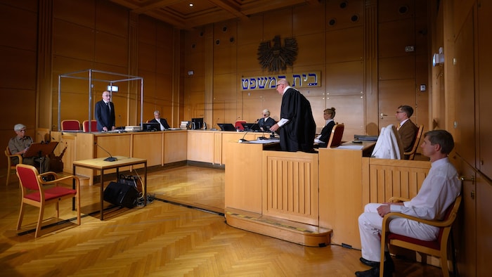 Probenszene: Sebastian Hufschmidt spielt Adolf Eichmann (li., stehend); Klaus Müller-Beck spielt ...