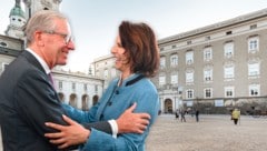 Er übergab ihr das Land: Wilfried Haslauer mit Karoline Edtstadler. Nun streicht sie eines ...