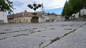 Kalvarienbergplatz: 2008 wurden großflächig Platten verlegt, jetzt soll entsiegelt werden.