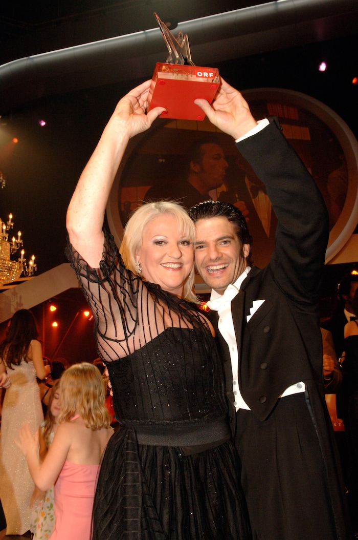 Staffelübergabe: Marika Lichter überreicht den Pokal 2006 an Manuel Ortega, Sieger der zweiten ...