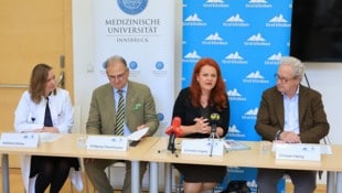 Gemeinsam stellten Institutsleiterin Adelheid Wöhrer, Rektor Wolfgang Fleischhacker (Med-Uni), ...