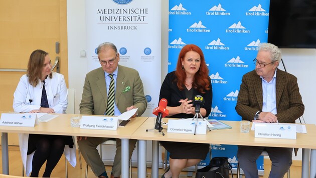 Gemeinsam stellten Institutsleiterin Adelheid Wöhrer, Rektor Wolfgang Fleischhacker (Med-Uni), ...