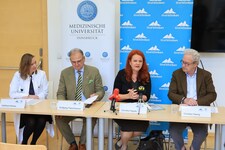 Gemeinsam stellten Institutsleiterin Adelheid Wöhrer, Rektor Wolfgang Fleischhacker (Med-Uni), ...
