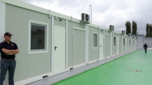 Italiens Regierung hat Polizistinnen und Polizisten in den Migrationszentren in Albanien ...