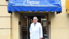 Hans Lettner ist seit 30 Jahren als Uhrmacher tätig. Er blickt mit Sorge in die Zukunft.