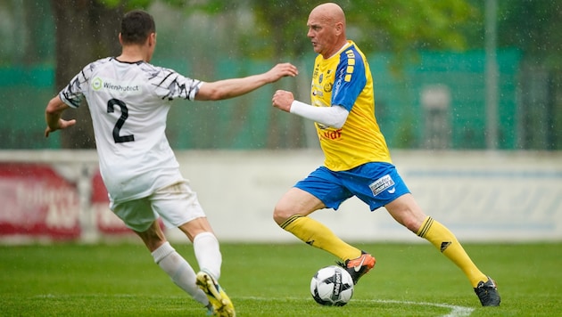 Mit Julius Simon läuft ein ehemaliger slowakischer Nationalspieler auf.