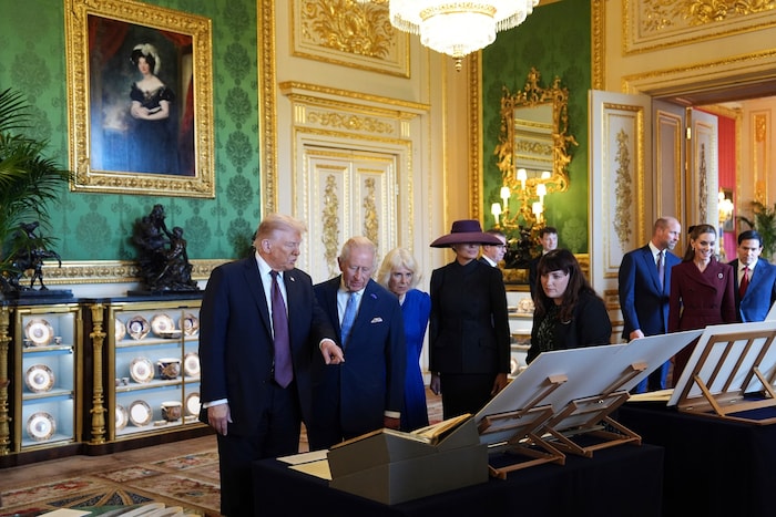 On the way to dinner, the presidential couple viewed exhibits in the palace.
