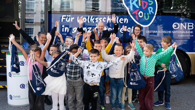 Sechsmal macht der Euro-Bus der Nationalbank im Zuge der Kids-Tour in NÖ Halt – wie hier in der ...