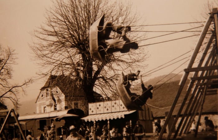 Hoch hinaus beim Hutschen – auf der Schaukel.