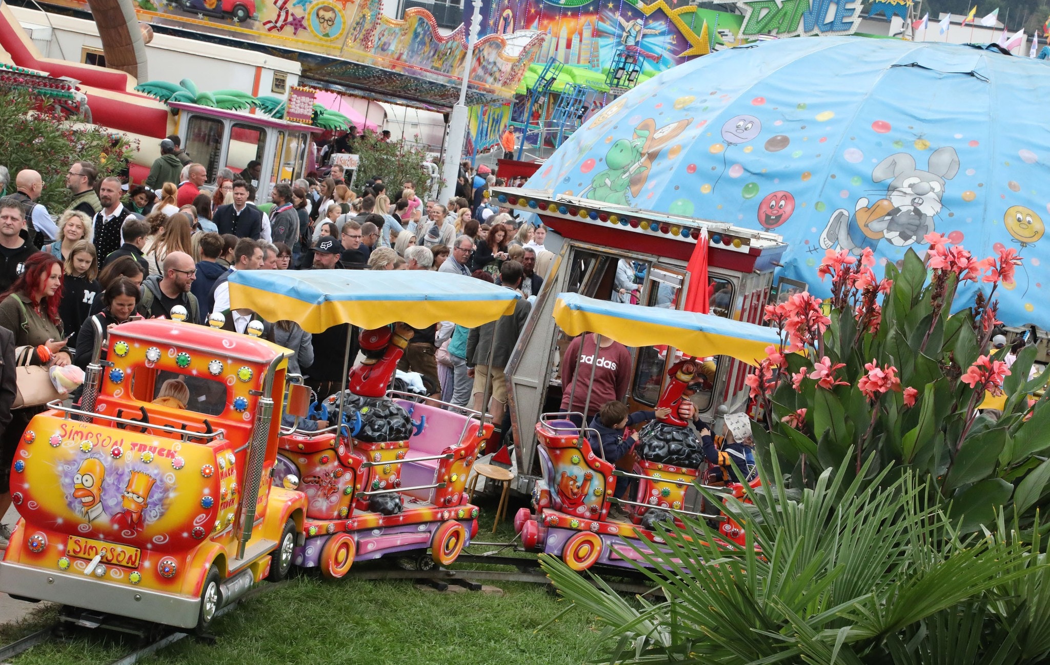 Fahrgeschäfte für jede Altersgruppe sind eine Attraktion auf dem Wiesenmarkt.