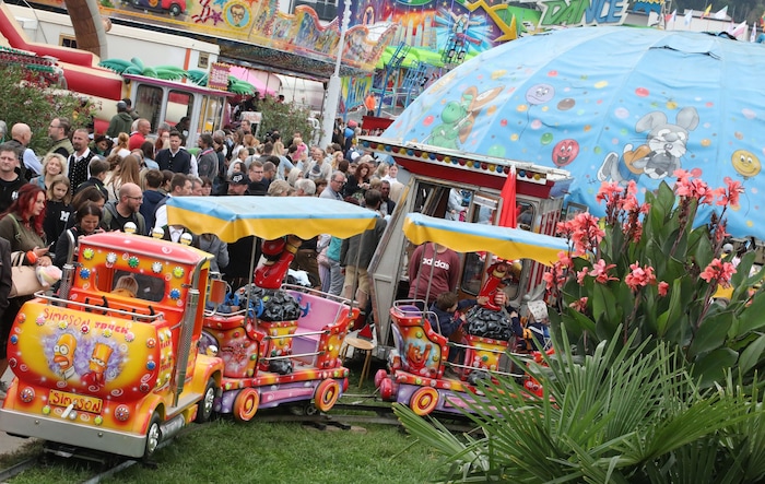 Gemütliche Fahrten für kleine Kinder, wilde Mutproben für die großen Besucher: Der Wiesenmarkt ...