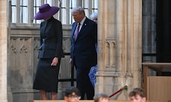 Melania und Donald Trump wirken sehr bewegt und demütig nach dem Besuch der Grabstätte von Queen ...