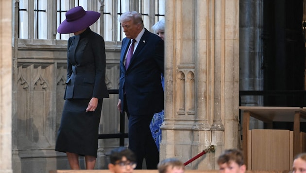 Melania und Donald Trump wirken sehr bewegt und demütig nach dem Besuch der Grabstätte von Queen ...