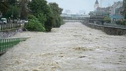 Der Wienfluss entwickelte sich innerhalb weniger Stunden zum reißenden Gewässer.