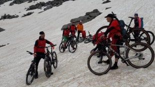 Die Klasse steckte mit ihren Mountainbikes im Schnee fest.