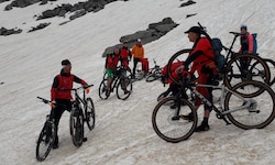 Die Klasse steckte mit ihren Mountainbikes im Schnee fest.