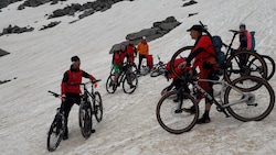 Die Klasse steckte mit ihren Mountainbikes im Schnee fest.