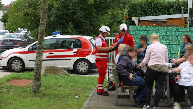 Die Bewohner wurden im Freien versorgt.
