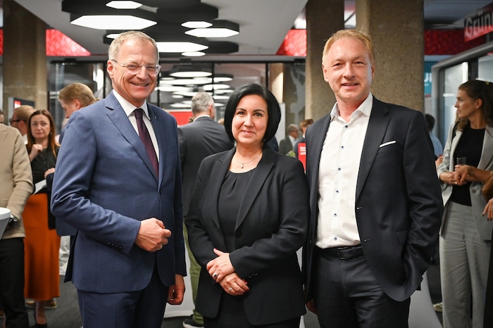 LH Thomas Stelzer, Sparkasse-OÖ-Generaldirektorin Stefanie Huber und „Krone“-Geschäftsführer ...