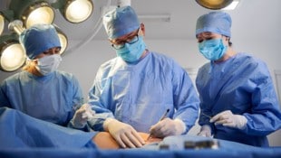 Bei einer Beauty-OP sollte man nicht nur die gesundheitlichen Risiken abwägen, sondern auch das ...
