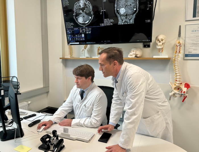 Dr. Staribacher und Primarius Feigl im Behandlungsraum der neuen Ambulanz