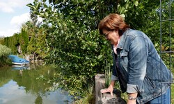 Trügerische Idylle an der Fischach: Anrainerin Irene Mühl hofft, dass es bald einen ...
