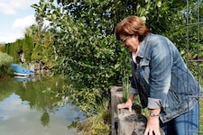Trügerische Idylle an der Fischach: Anrainerin Irene Mühl hofft, dass es bald einen ...
