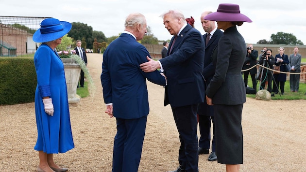 Es war eine herzliche Begrüßung, mit der die Königsfamilie die Trumps willkommen hieß. Dafür gab ...
