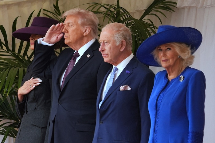 Während Melania Trump bei der US-Nationalhymne die Hand auf ihre Brust legt, salutiert Trump.