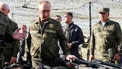 Russlands Präsident inspiziert die eingesetzten Waffen der Bodentruppen auf dem Übungsgelände ...