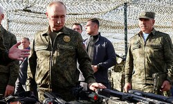 Russlands Präsident inspiziert die eingesetzten Waffen der Bodentruppen auf dem Übungsgelände ...