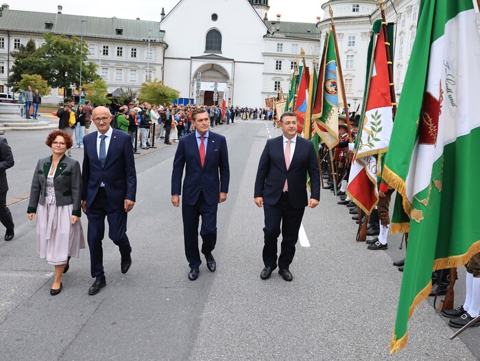 Landesüblicher Empfang für EU-Verkehrskommissar Tzitzikostas – mit Verkehrsminister Hanke, LH ...