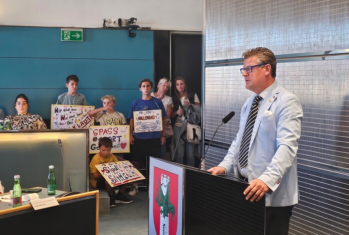 Auch Schüler nahmen an der Sitzung teil. Bürgermeister Christian Scheider konnte sich beim ...