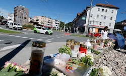 Kerzen und Blumen erinnerten noch Tage später an den tödlichen Unfall auf der berüchtigten ...