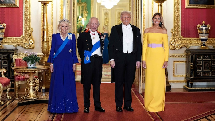 Königin Camilla und König Charles posierten vor Beginn des glamourösen Banketts mit Donald und ...