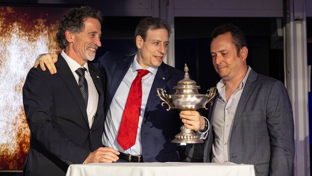Vizepräsident Daniel Fuchs (Bildmitte) mit dem verschollenen Pokal
