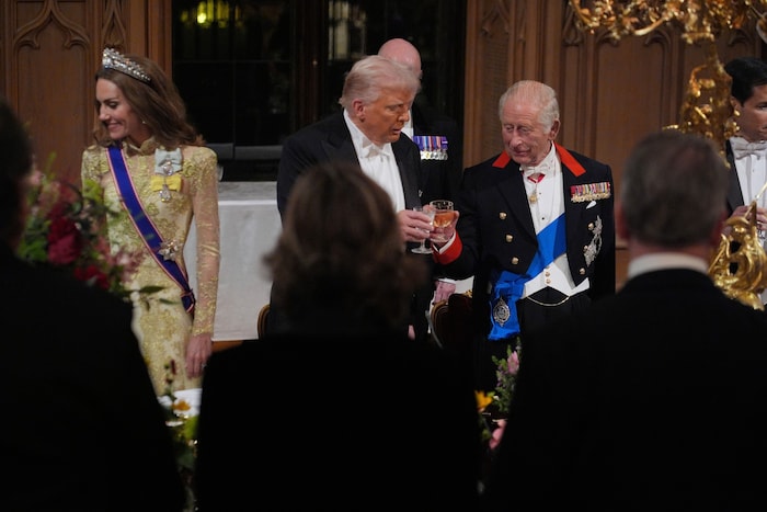 König Charles stößt mit Trump auf die gute Freundschaft ihrer Länder an.