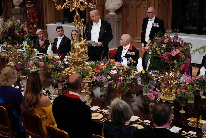 Die Gäste lauschen Trumps Rede.