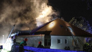 Dichter Rauch drang aus dem Haus.