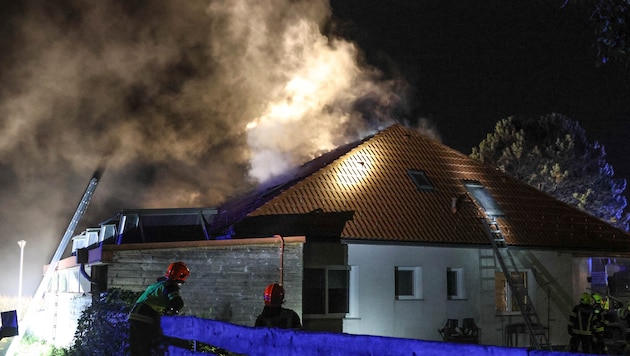Dichter Rauch drang aus dem Haus.