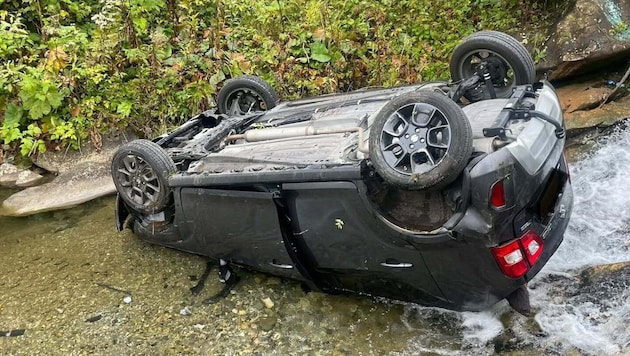 Der Pkw blieb in der Taurach liegen.