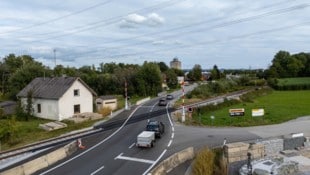 In Aurolzmünster soll auf der stark befahrenen B 143 eine Lichtanlage für Sicherheit am ...